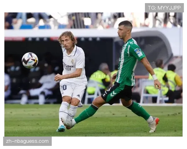 慢镜头回放显示,贝蒂斯球员在排人墙时存在违规移动